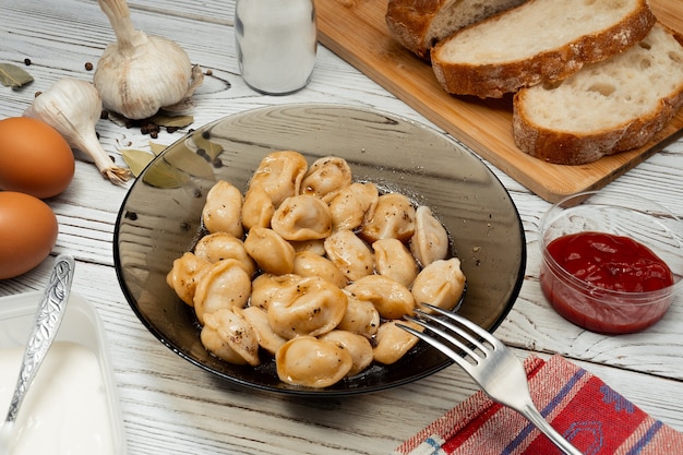 Boulettes De Raviolis Pelmeni Russes Traditionnels Isolés Avec De La Viande Sur Fond De Bois