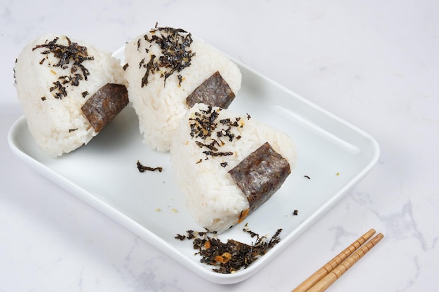 Boulettes de Riz Onigiri Japonais faites maison avec Nori