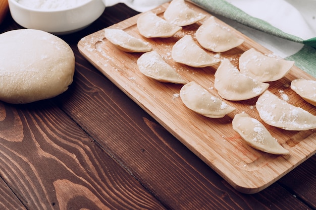 Boulettes russes farcies crues sur planche de bois