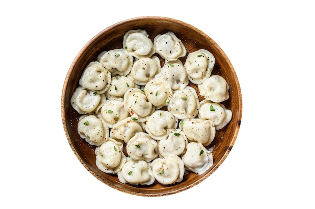 Boulettes russes maison Pelmeni avec de la viande de boeuf et de porc dans un bol en bois isolé sur fond blanc