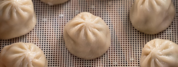 Boulettes de soupe au porc cuites à la vapeur nommées Xiao long bao à Taiwan