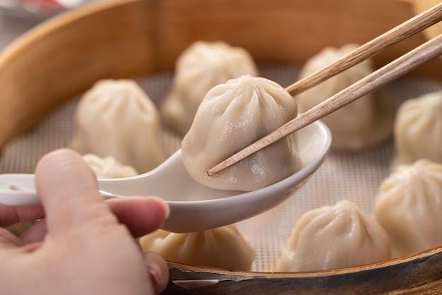 Boulettes de soupe au porc cuites à la vapeur nommées Xiao long bao xiaolongbao à Taiwan célèbre gourmet taïwanais