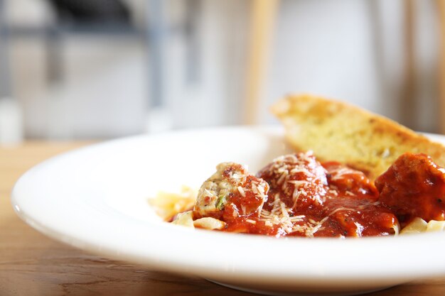 Boulettes de spaghetti sur fond de bois