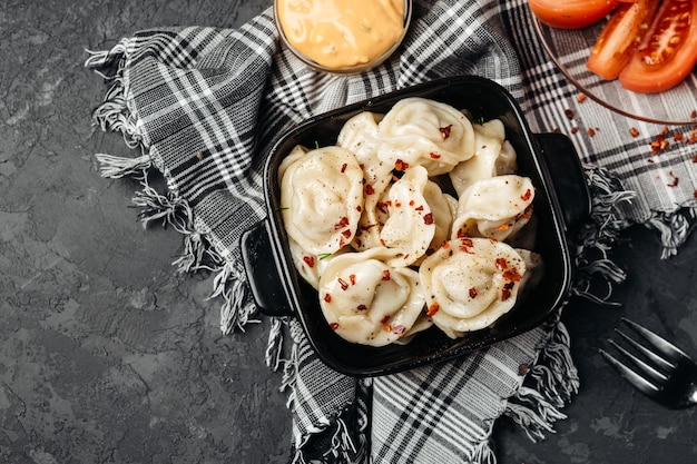 Photo boulettes traditionnelles et boulettes à base de pâte avec farce de viande