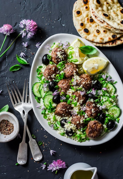 Boulettes de viande d'agneau à la grecque avec couscous sauce au yogourt grec à l'avocat et pain plat de grains entiers