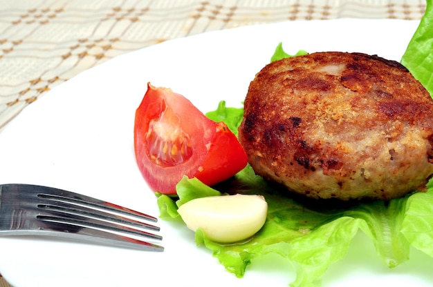 boulettes de viande sur une assiette avec des légumes