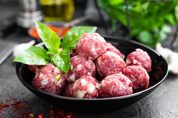 Boulettes de viande de bœuf Cuisson des boulettes de viande de bœuf crues