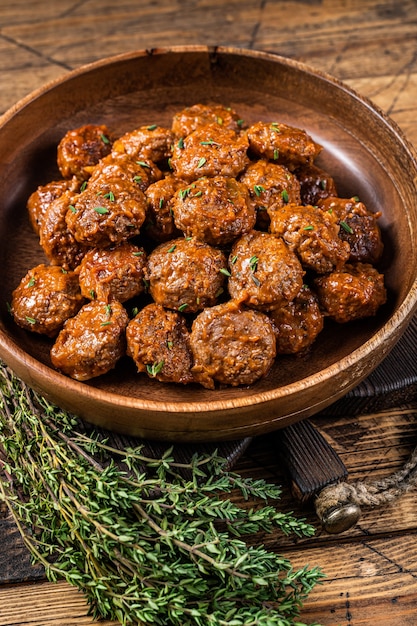 Boulettes de viande de bœuf et de porc au thym dans une poêle rustique