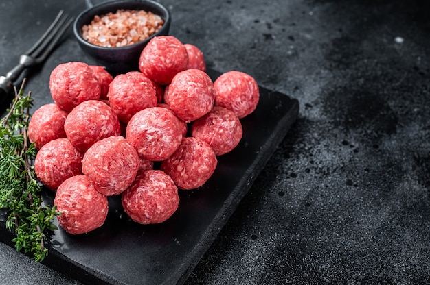 Boulettes de viande de bœuf et de porc crues non cuites