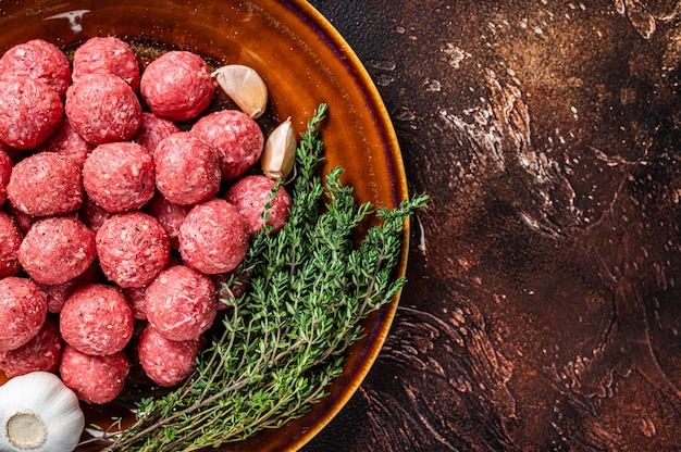 Boulettes de viande de bœuf et de porc crues non cuites