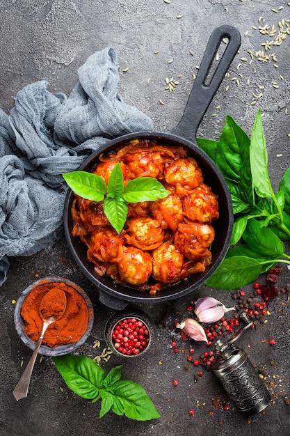 Boulettes de viande Boulettes de viande à la sauce tomate avec carotte et oignon