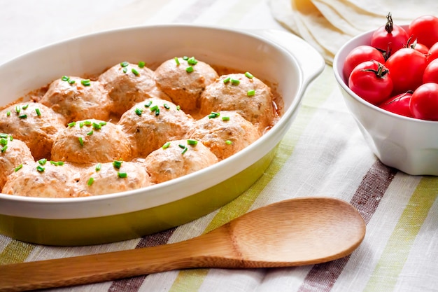 Boulettes de viande Chacken cuites dans une sauce tomate crémeuse