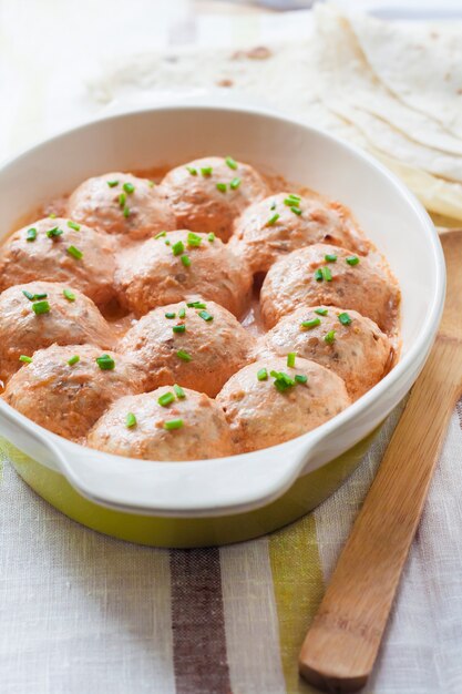 Boulettes de viande Chacken cuites dans une sauce tomate crémeuse