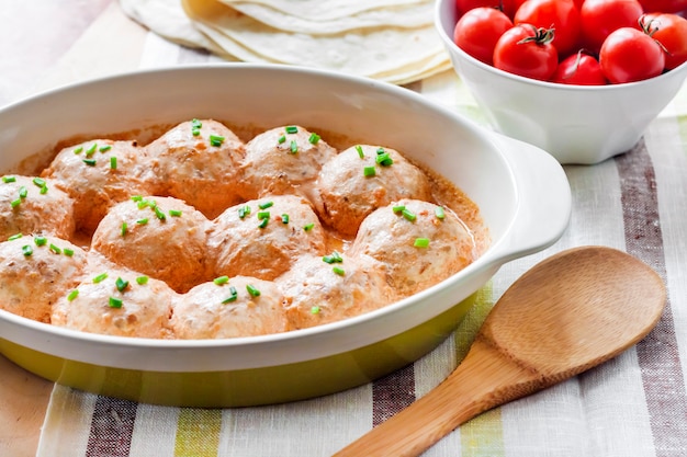 Boulettes de viande Chacken cuites dans une sauce tomate crémeuse