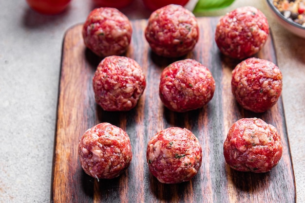 boulettes de viande crue viande hachée porc frais haché, boeuf, agneau cuisson repas sain collation régime alimentaire