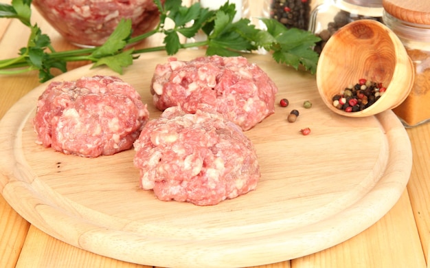 Boulettes de viande crues aux épices sur table en bois