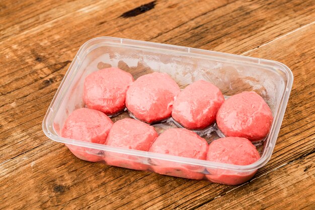 Boulettes de viande crues Boulettes de bœuf fraîches