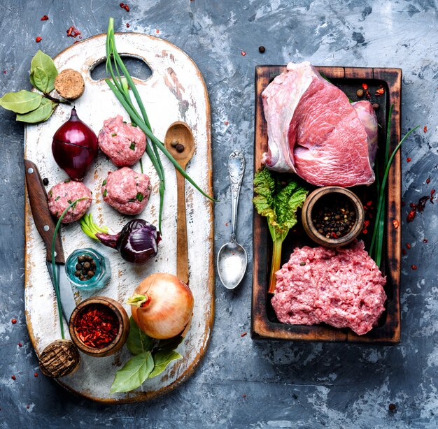 Boulettes de viande crues crues