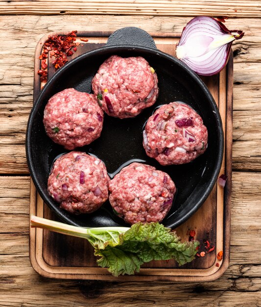 Boulettes de viande crues crues