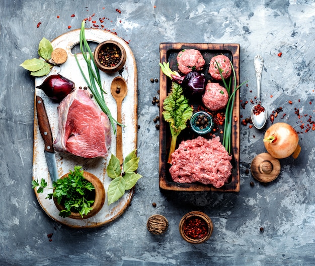 Boulettes de viande crues crues