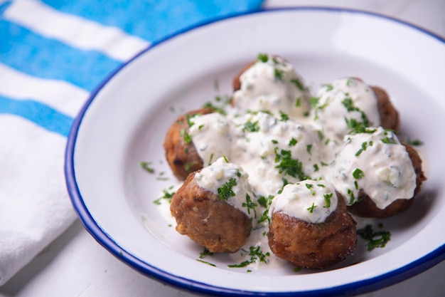 Boulettes de viande cuites à la grecque avec sauce au yogourt tzatziki.