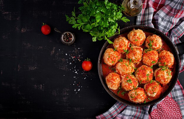 Des boulettes de viande dans de la sauce tomate sucrée et aigre vue du haut