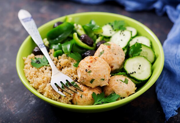 Boulettes de viande de dinde cuites au four avec garniture de quinoa et salade