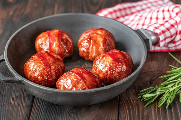 Boulettes de viande enrobées de bacon BBQ sur poêle