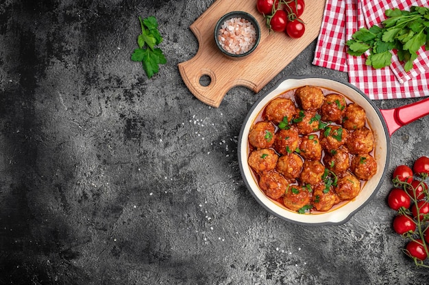 Boulettes de viande épicées traditionnelles à la sauce tomate aigre-douce Menu du restaurant recette de livre de régime vue de dessus