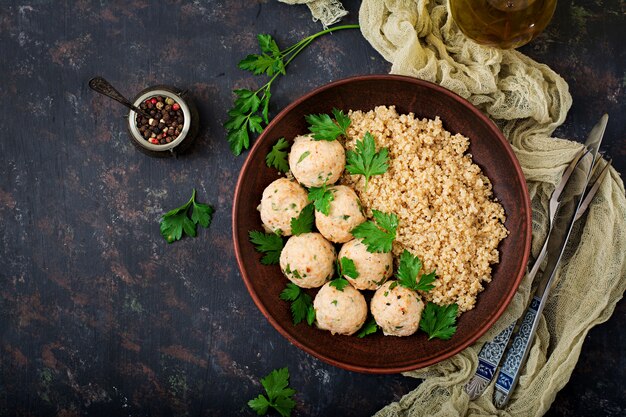 Boulettes de viande de filet de poulet au four garni de quinoa