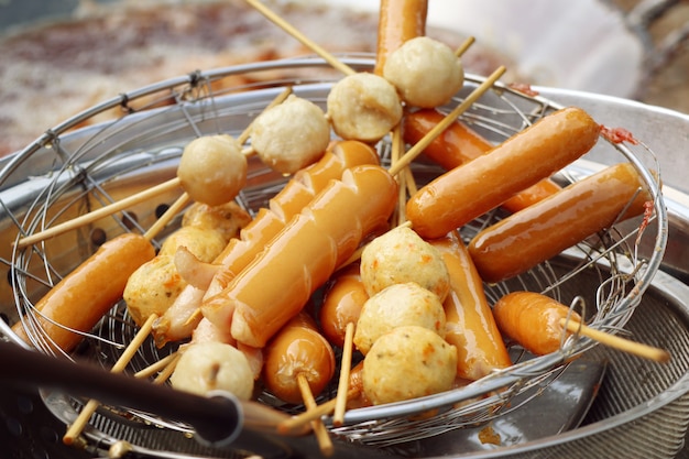 Boulettes de viande frites et saucisses