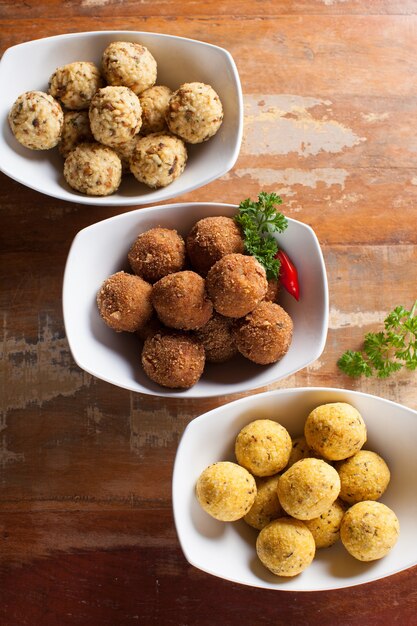 Boulettes de viande frites sur table en bois