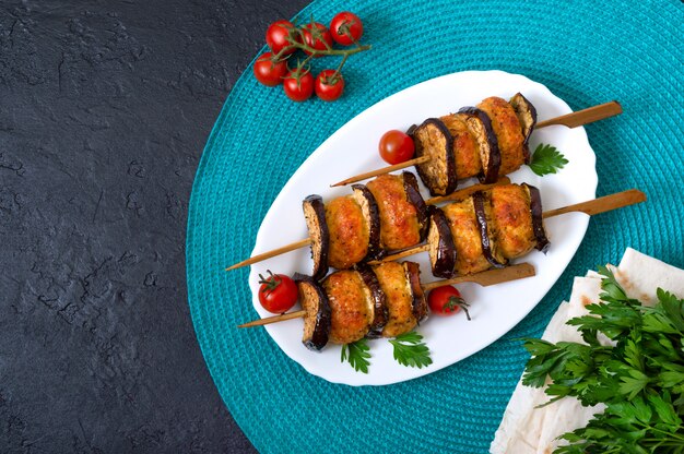 Boulettes de viande grillées aux aubergines en brochettes