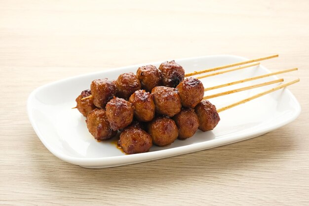 Photo des boulettes de viande grillées avec de la sauce teriyaki