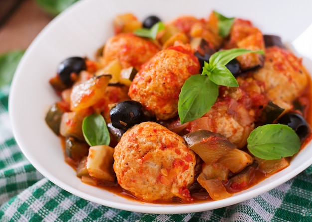 Boulettes de viande juteuses de viande de dinde aux légumes (courgette, aubergine, olive, tomate)