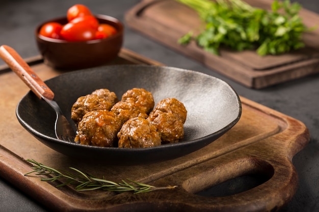 Boulettes de viande maison rôties sur la table