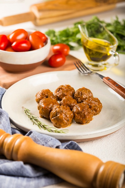 Boulettes de viande maison rôties sur la table