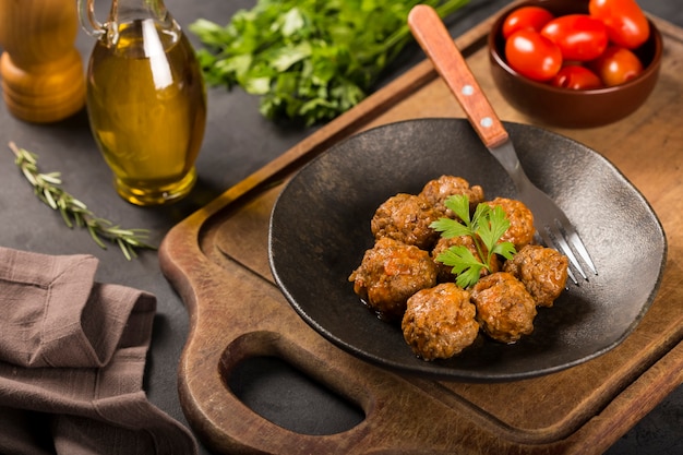 Photo boulettes de viande maison rôties sur la table