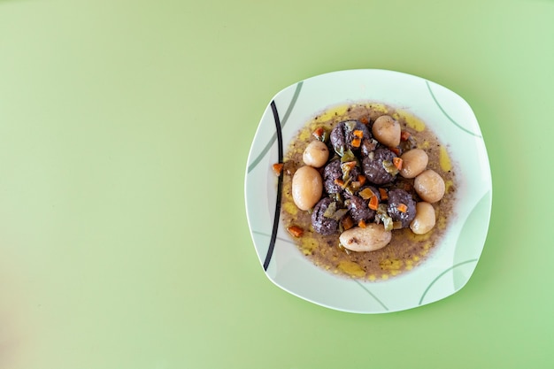 boulettes de viande mijotées avec pommes de terre et légumes