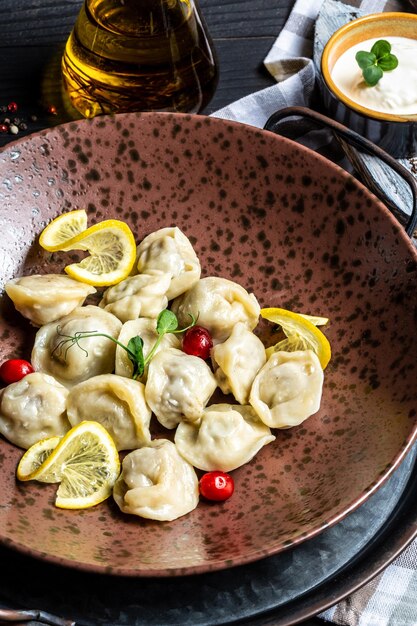 Boulettes de viande de pelmeni russes au beurre boulettes de raviolis de pelmeni à la viande image verticale