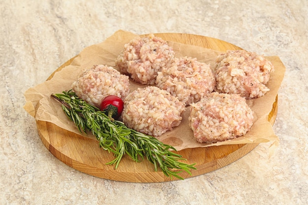 Boulettes de viande de porc crues maison traditionnelles