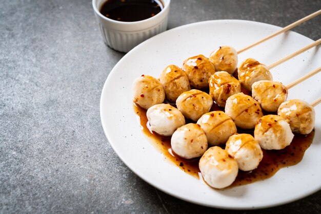 boulettes de viande de porc grillées avec sauce chili douce