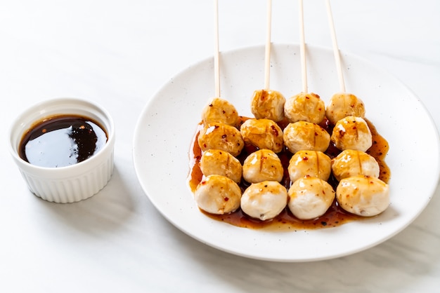 boulettes de viande de porc grillées avec sauce chili douce