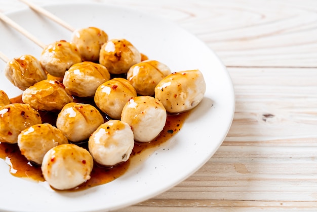 boulettes de viande de porc grillées avec sauce chili douce