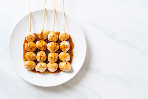 boulettes de viande de porc grillées avec sauce chili douce