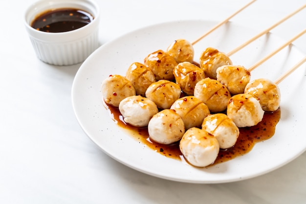 boulettes de viande de porc grillées avec sauce chili douce