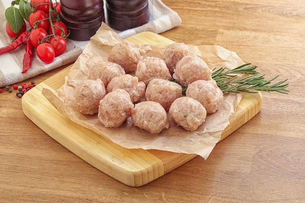 Boulettes de viande de poulet naturelles crues pour la cuisson