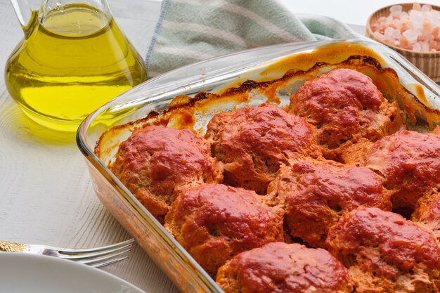 Boulettes de viande et purée de pommes de terre. Dîner rustique.