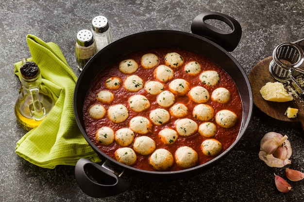 Boulettes de viande ricotta végétarienne au fromage à la sauce tomate dans une casserole. cuisine italienne traditionnelle pour toute la famille, menu fête ou restaurant