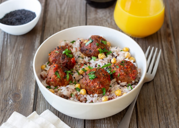 Boulettes de viande avec riz, pois chiches et graines de sésame.